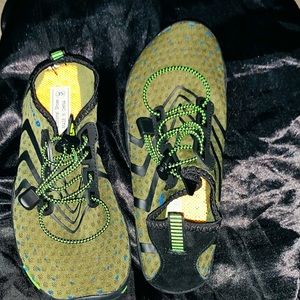 Woman’s Water shoe-Green- Size: 4.5 (Woman)